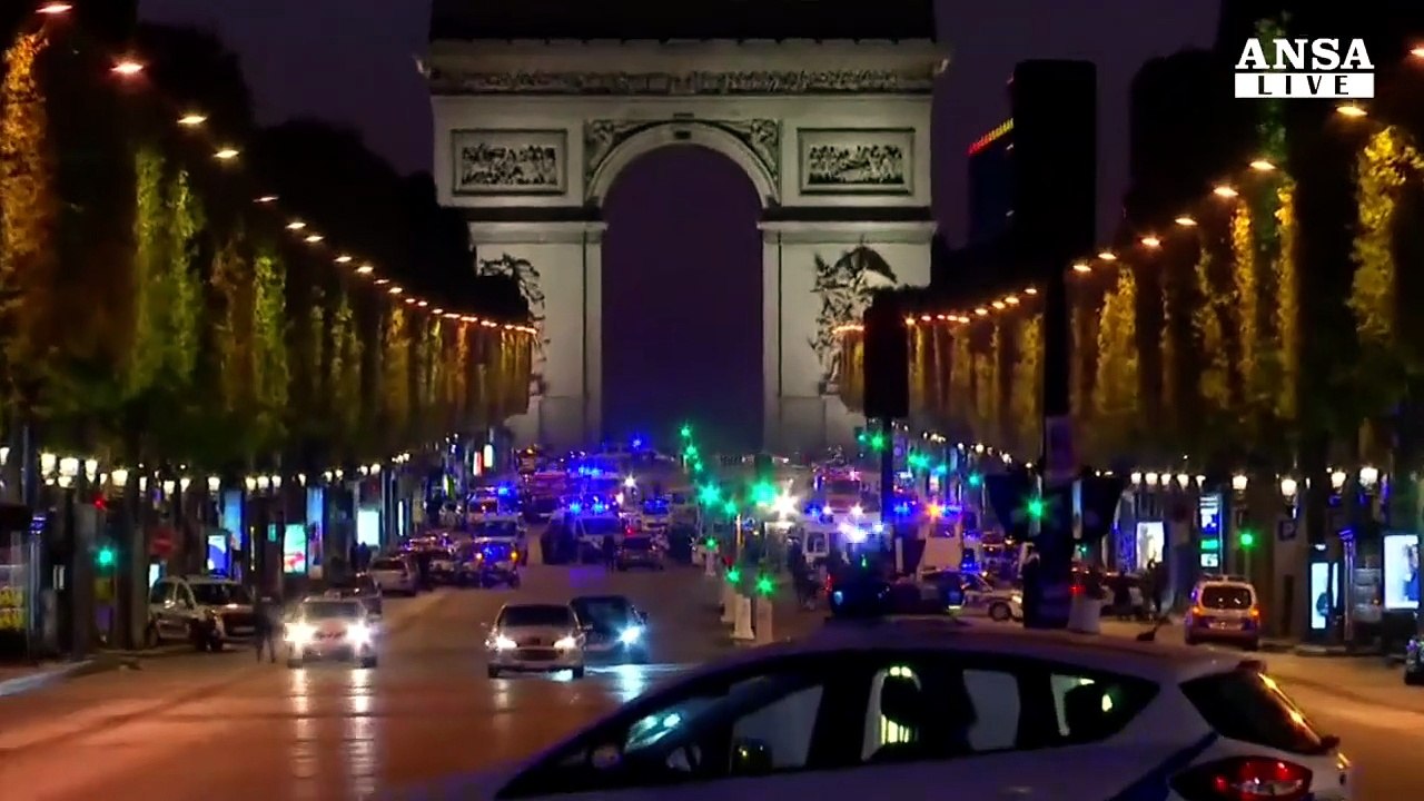 Attacco Parigi, fermate tre persone