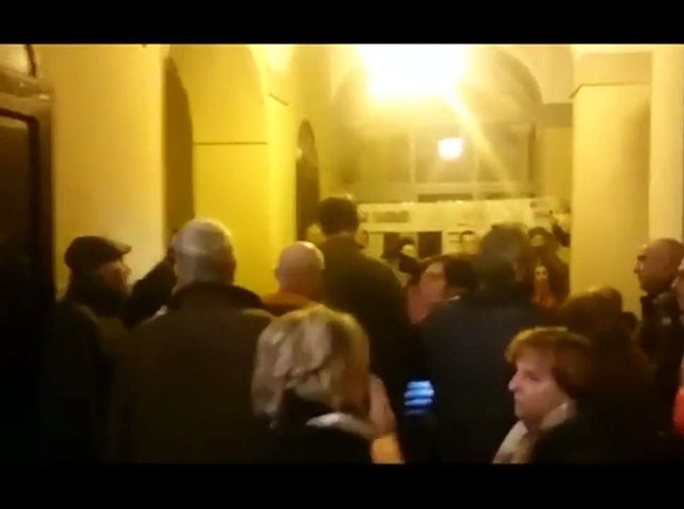 Incontro sui cattivi odori in municipio, la contestazione dei cittadini Video