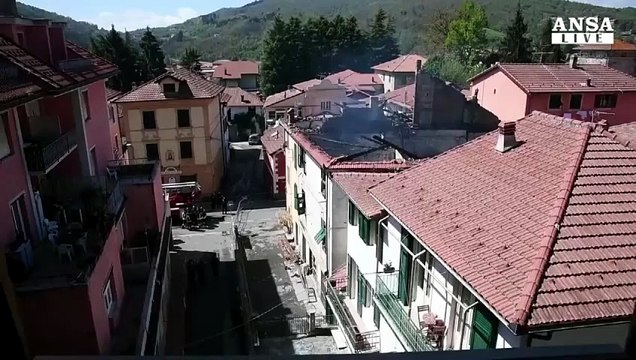 Casa bruciata, la vicina: Ho visto cadere tutta la famiglia Video