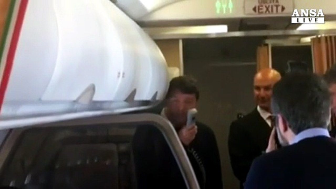 Renzi fa lo steward per Alitalia