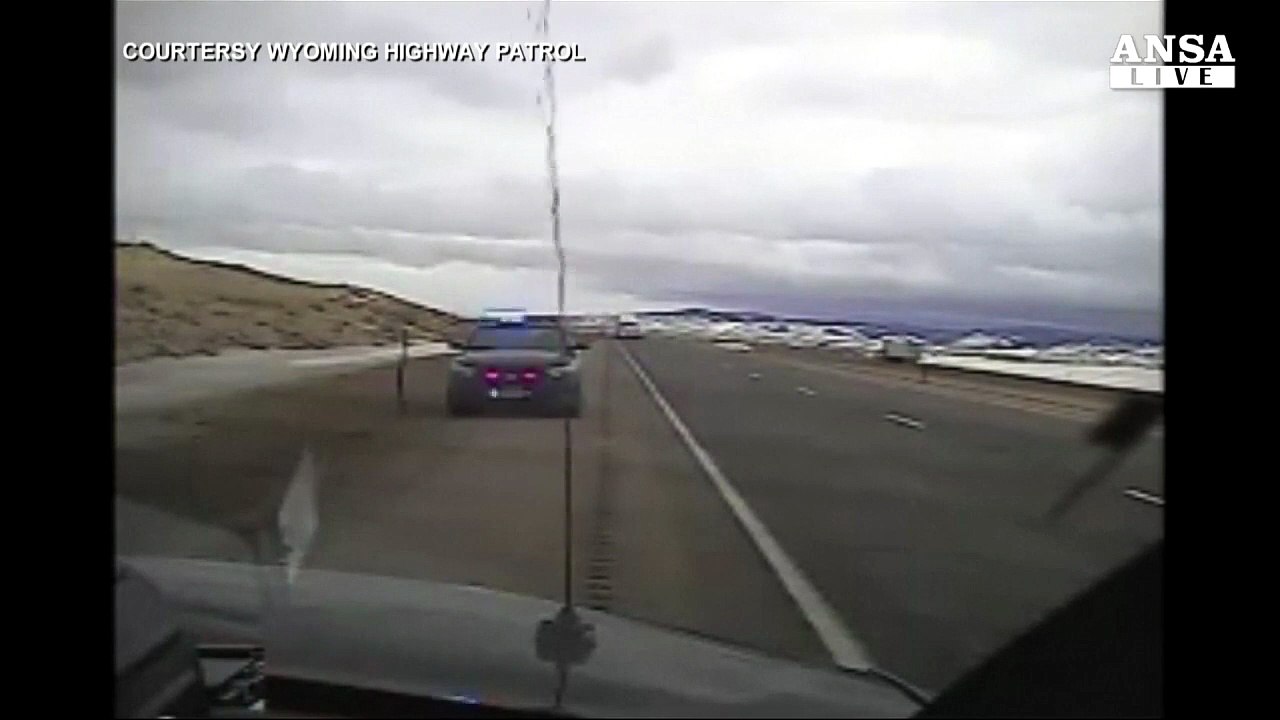 Vento da paura: il tir si ribalta e schiaccia un'auto Video