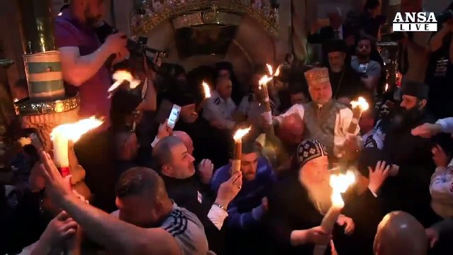 La movimentata cerimonia del fuoco Sacro a Gerusalemme