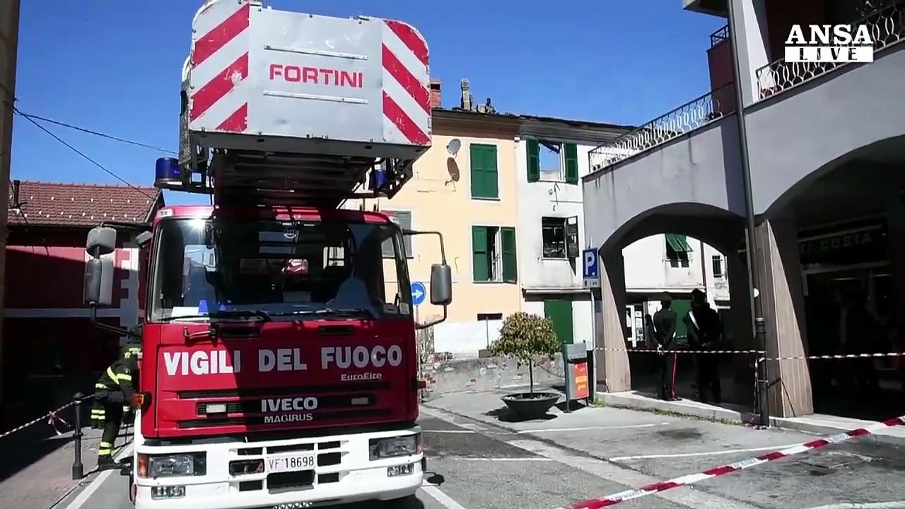 Tragica fuga dalla casa in fiamme, lanciano figlio dalla finestra