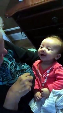 Emozionante: la nonna insegna alla nipotina sorda la lingua dei segni