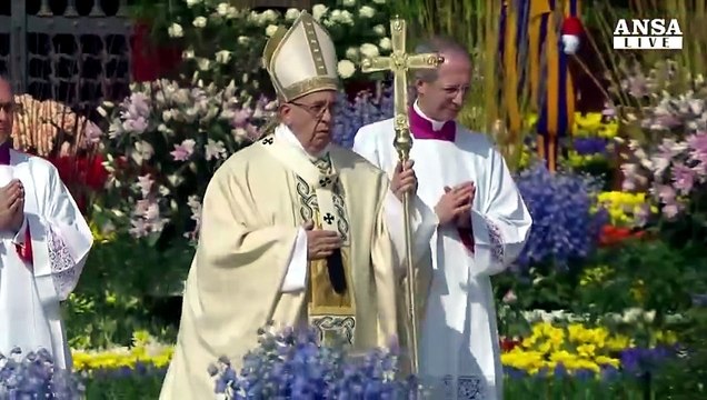 Papa: orrore Aleppo; arginare conflitti, basta armi