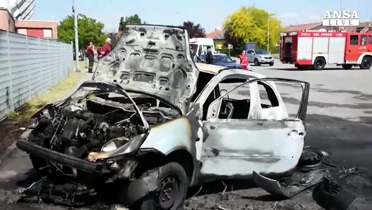 Macchina esplode, ferito automobilista
