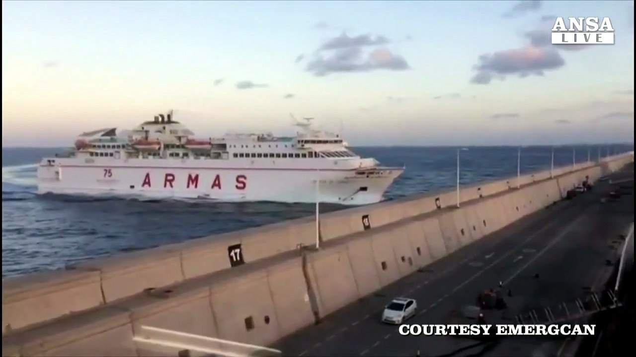 Traghetto finisce contro molo alle Canarie, ecco lo schianto