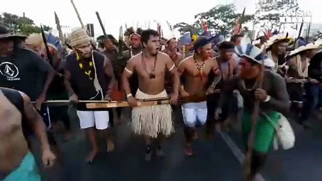 Brasile, protestano migliaia di indigeni