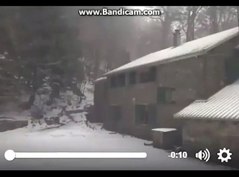 Tra pioggia e arcobaleno in città, neve al Lago Santo Video