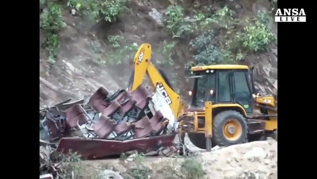 Autobus finisce in burrone in Nepal, almeno 26 morti