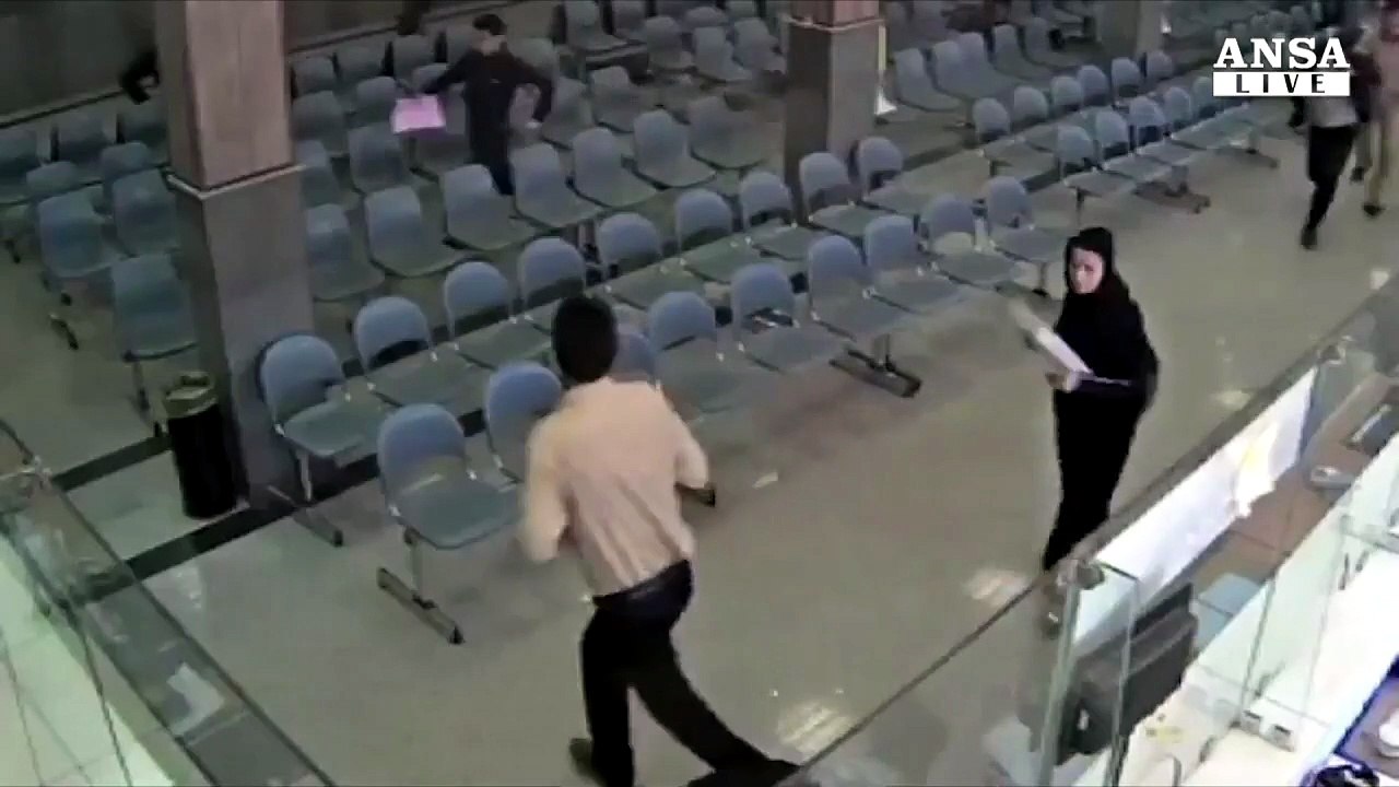 Spari e panico, l'attacco al Parlamento Iran
