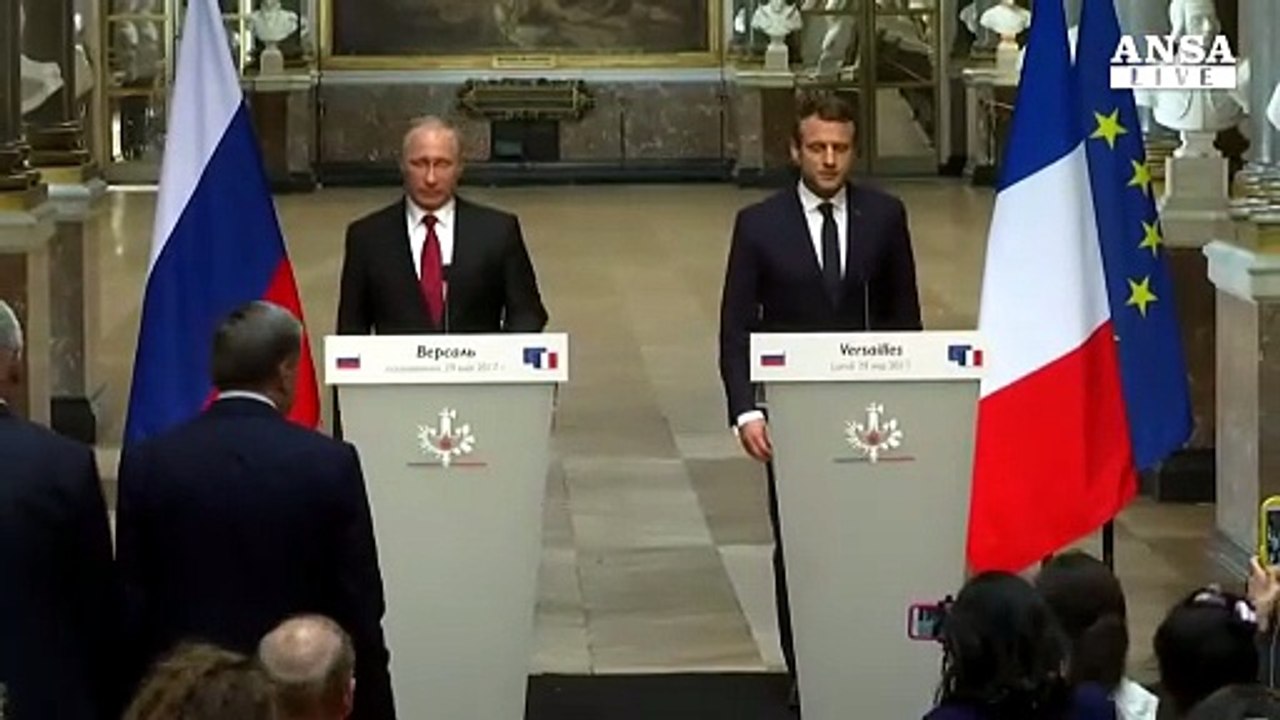 Macron: "Risposta immediata a uso di armi chimiche"