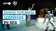 Modelos y robots comparten la pasarela en Seúl