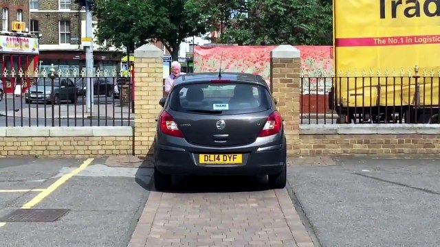 L'auto che non entra nel cancello fa sorridere Video