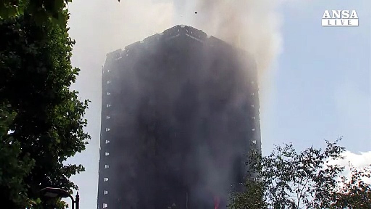 Inferno Grenfell Tower, almeno 12 morti