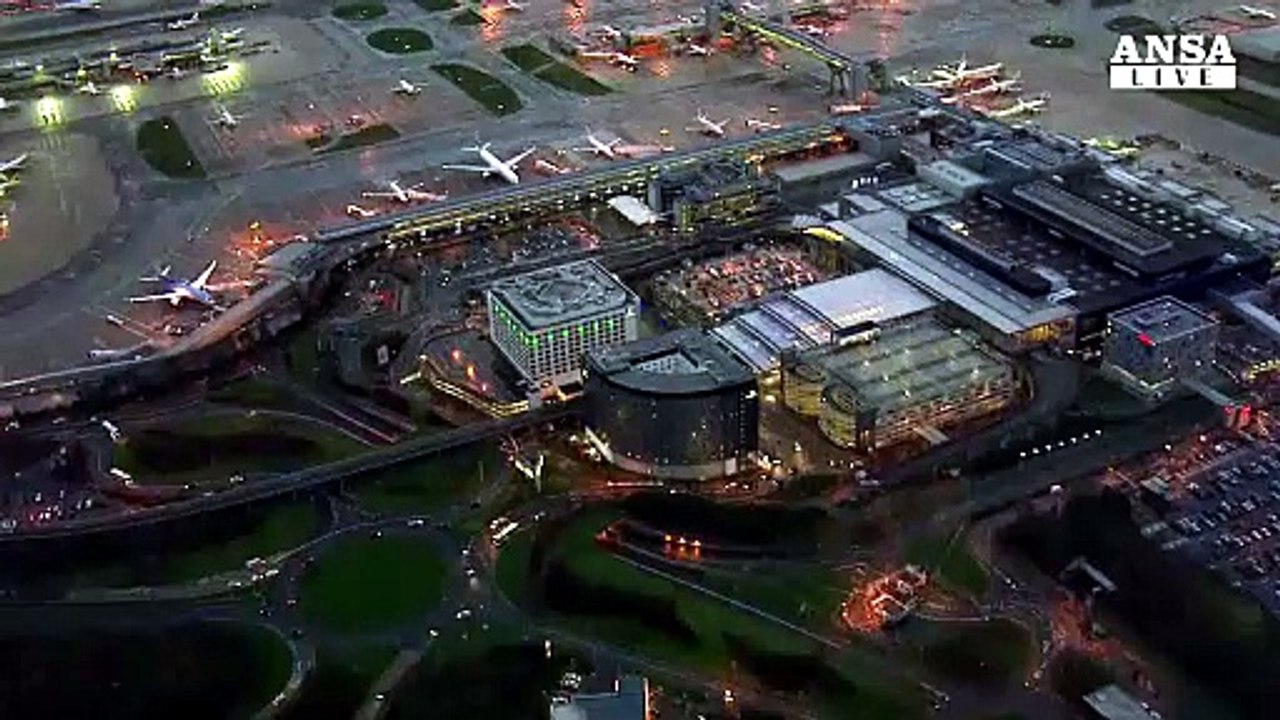 Allarme per i  nuovi pc-bomba dell'Isis: "Non  rilevabili ai controlli in aeroporto"