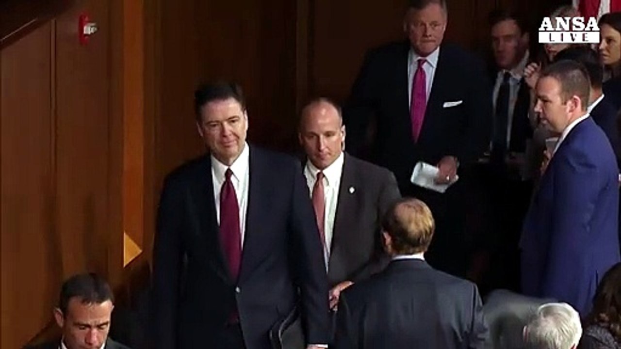 Al via audizione Comey, ex capo Fbi appare stanco