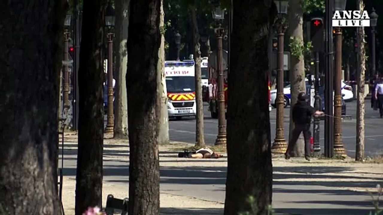 Champs-Elysees, il corpo dell'attentatore