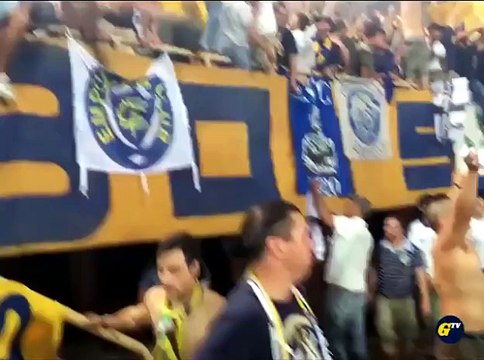Vita da tifosi (e giocatori) a Firenze, tra cori e gioia finale Video