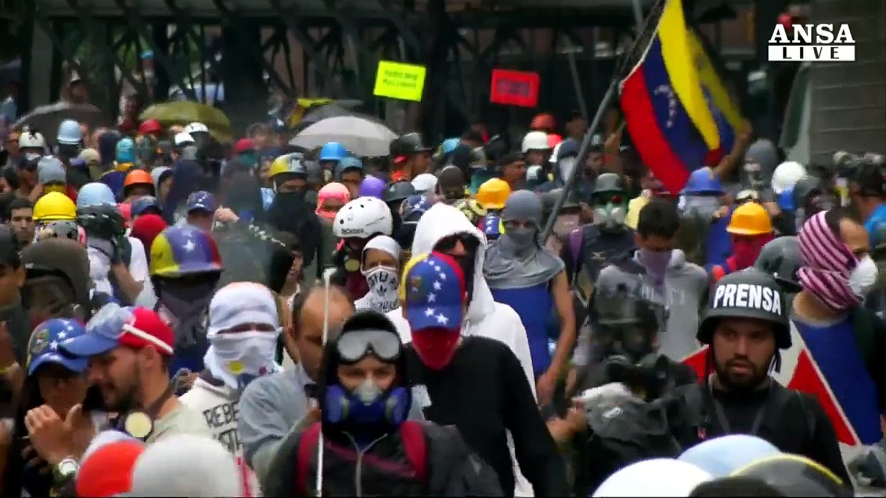 Venezuela, studenti picchiati e derubati