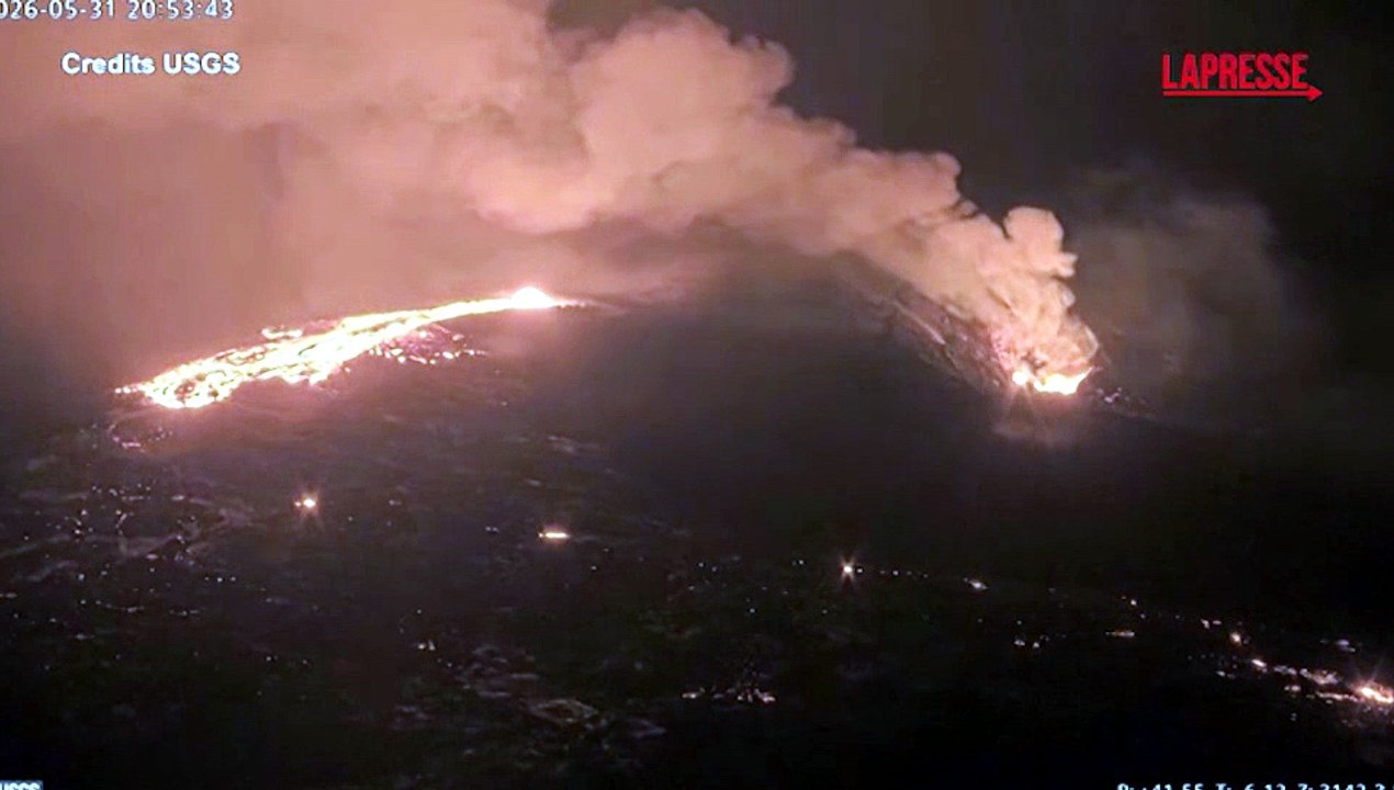 Hawaii, torna a eruttare il vulcano Kilauea: la fontana di lava illumina la notte