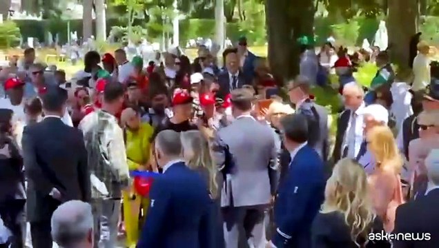Mattarella incontra i visitatori dei giardini del Quirinale