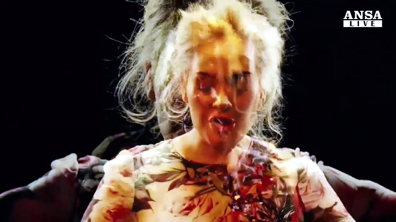 Addio al tour per Adele: "Perdonatemi"