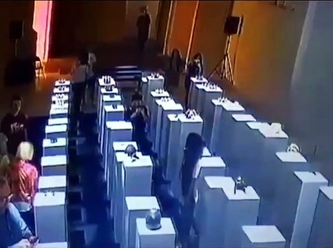 Si mette in posa e fa filotto con le opere d'arte