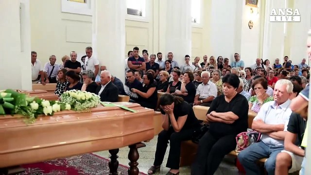 Applausi ai funerali dei contadini uccisi a S.Marco in Lamis