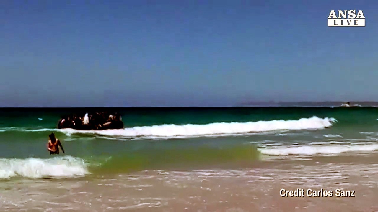Spagna, migranti sbarcano in spiaggia tra i bagnanti