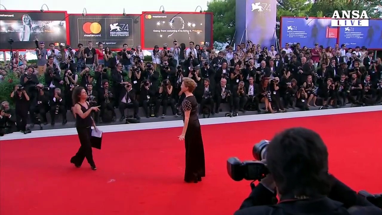 Primo red carpet a Venezia: da Annette Bening a Matt Damon Video