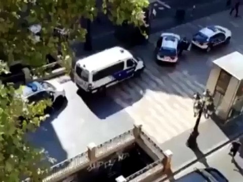Il furgone sulla folla: l'arrivo della polizia sulla Rambla - Video