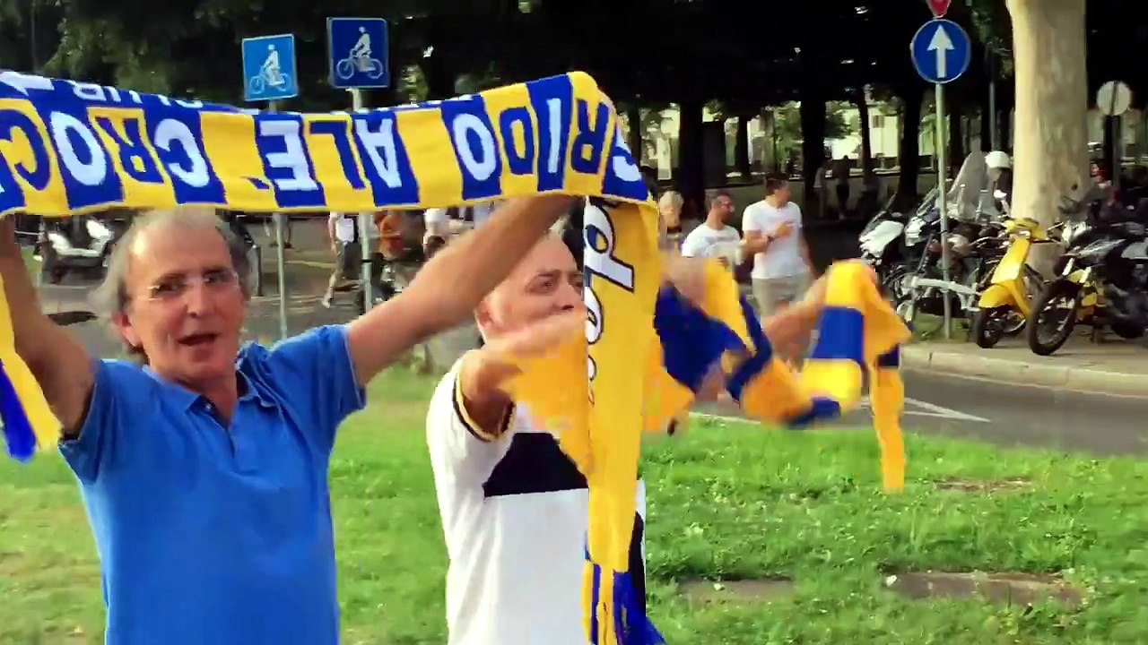 I tifosi "sfilano" davanti allo stadio