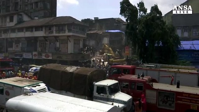 Crolla un palazzo in India, almeno 12 morti