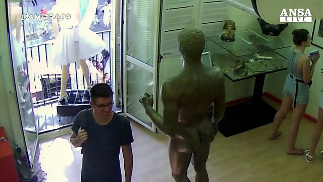Barcellona, l'attacco ripreso dalle telecamere di sorveglianza