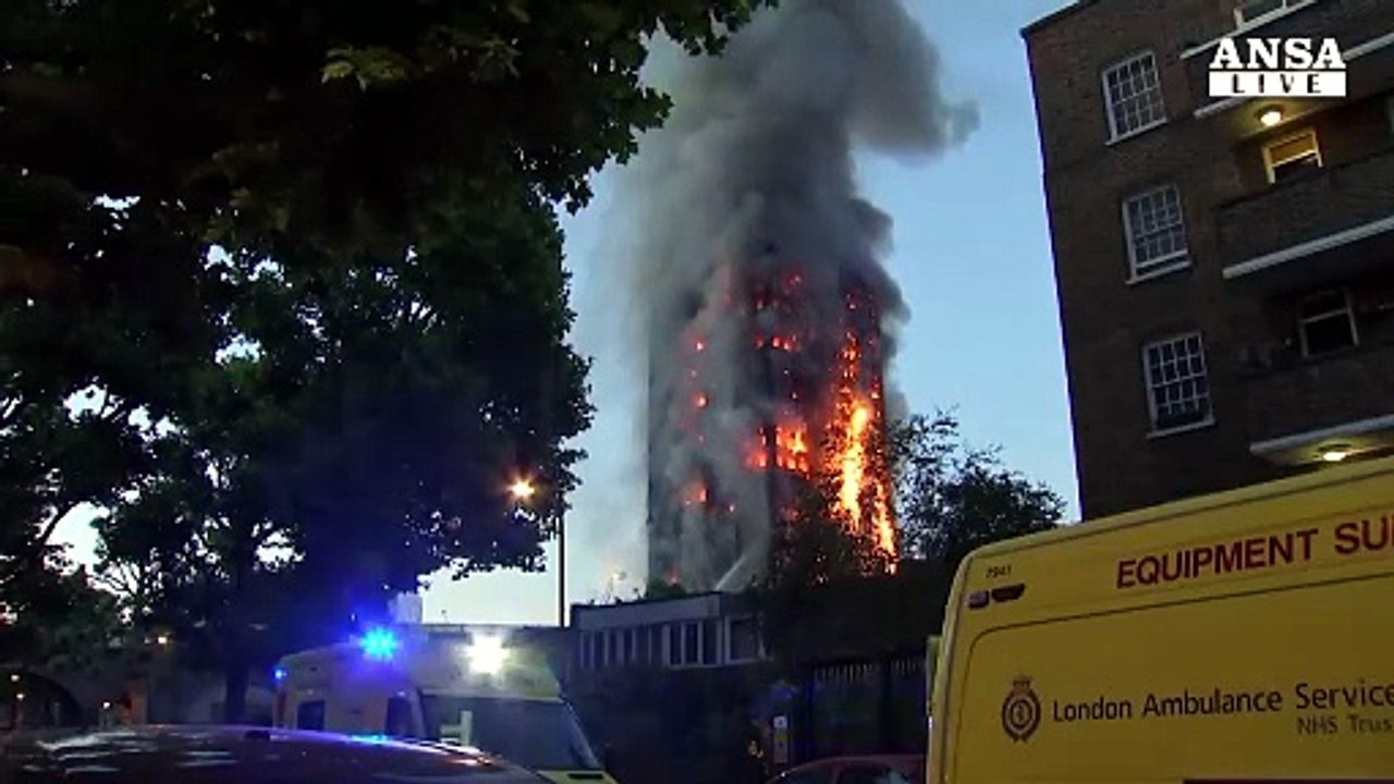 Panico a Londra, grattacielo a fuoco: ci sono almeno 6 vittime e 50 feriti. Una testimone: "C'è chi si è lanciato nel vuoto"