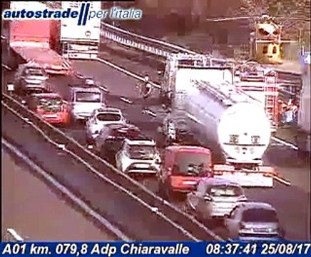 Maxi-incidente in A1 tra tir e 5 auto: cinque feriti, due sono gravi