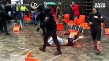 Spintoni e botte della polizia a Barcellona