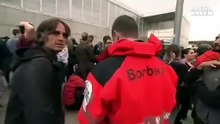 A Girona la gente si 'arma' di fiori