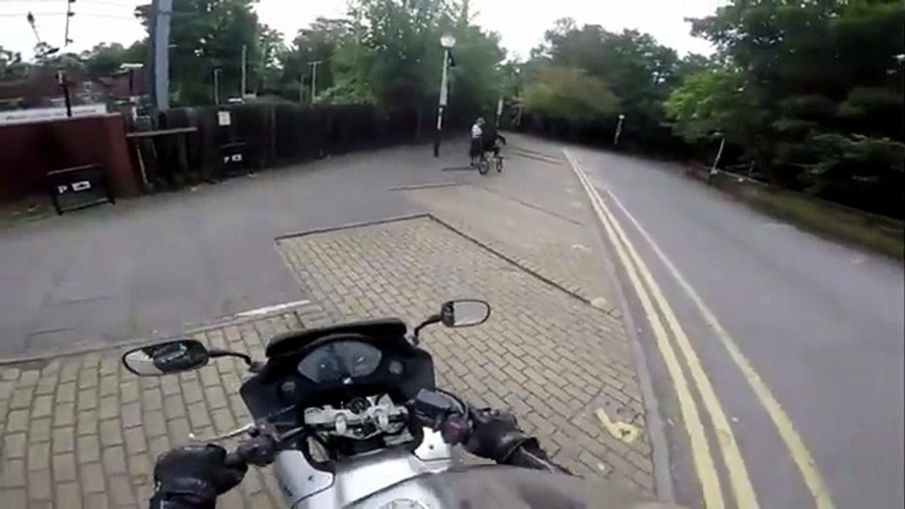 Strappa  il cellulare, interviene  un  motociclista