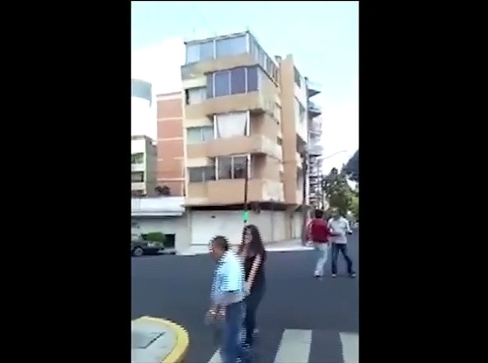 Città del Messico, un edificio si sbriciola in diretta
