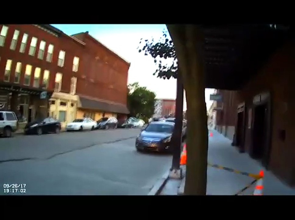 Rapina finta, ma il poliziotto spara un proiettile (vero) Video