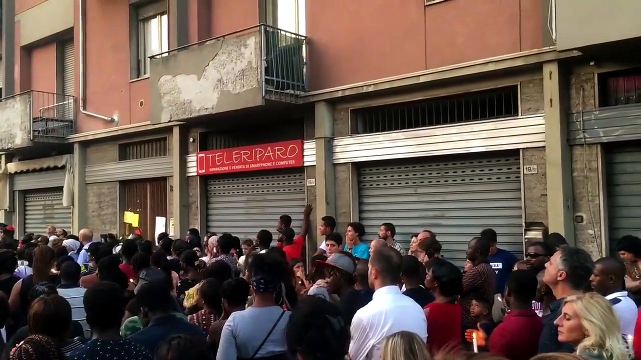 Centinaia di persone alla  fiaccolata per Patience e Maddy