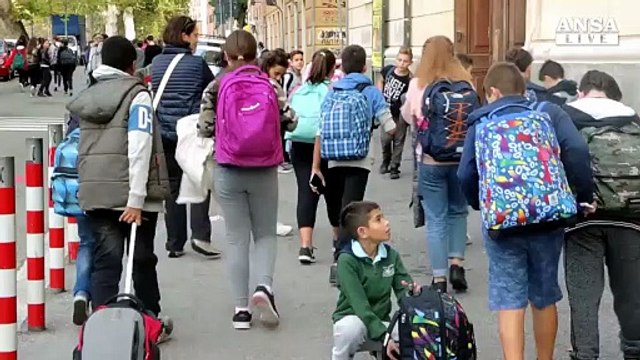 Genitori prendano figli a uscita scuola, favorevoli e no