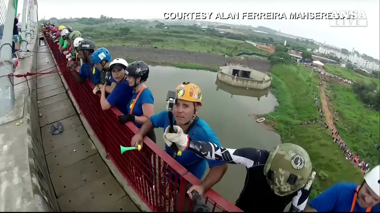 Tutti giu' dal ponte, e' caccia al record