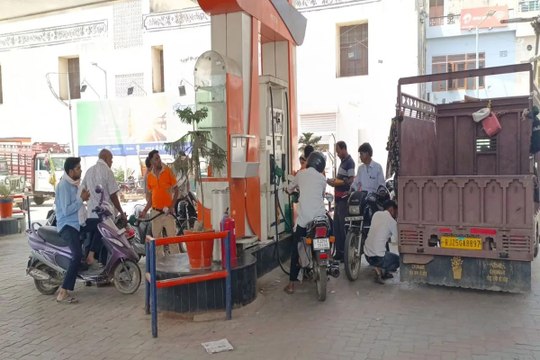 swm news: पेट्रोल‑डीजल महंगा होने से आसमान छूने लगा ट्रांसपोर्ट खर्चा, महंगी हुई माल ढुलाई
