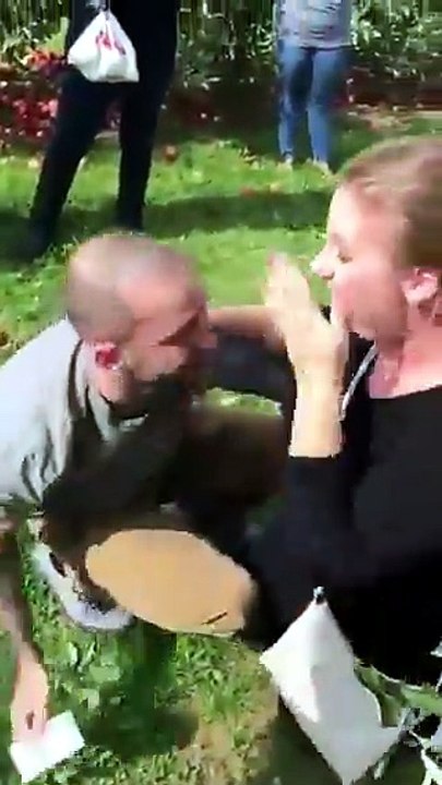 Lui le fa la proposta di matrimonio, lei gli tira una mela in testa