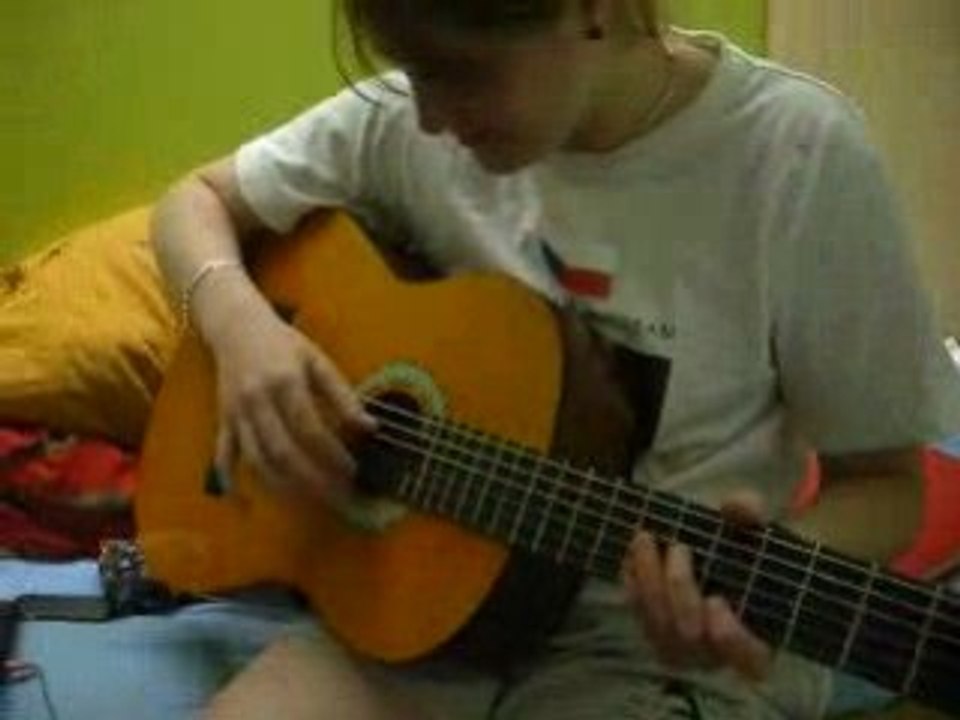 Magali à la guitare