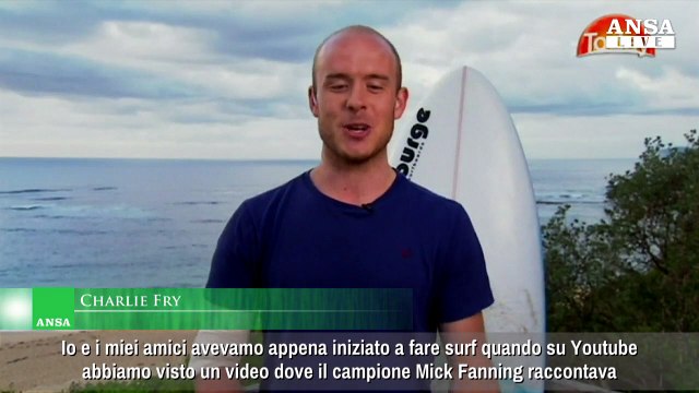 Attaccato da uno squalo, lo allontana con un pugno sul naso