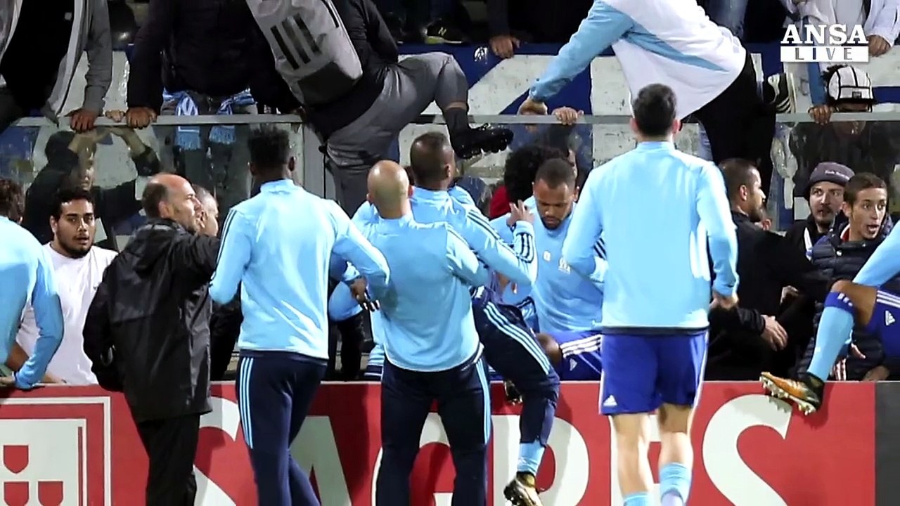 Follia Evra, colpisce un tifoso